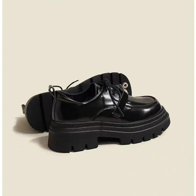 Модные женские туфли из лакированной кожи 2024 года в британском стиле с замком-защелкой, черные мокасины на платформе, толстая подошва, нескользящие мокасины, модные туфли на низком каблуке