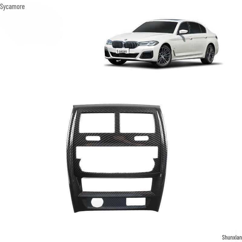 Комплект отделки салона из углеродного волокна для BMW 5 серии: Центральная консоль, Рычаг переключения передач, Поднимающаяся панель мультимедиа и Вентиляционные отверстия.