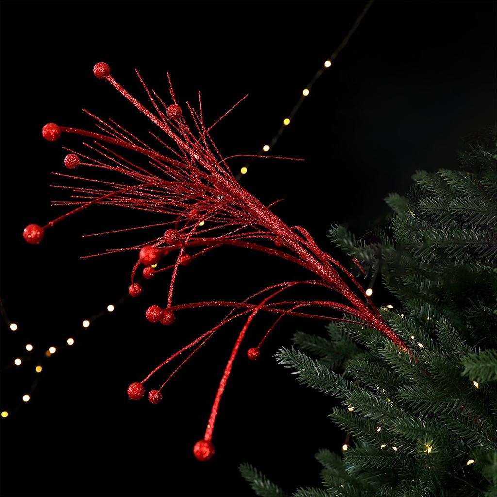 Большие ветки рождественской ели, украшения для рождественского венка, елочные игрушки, искусственные блестящие ветки.