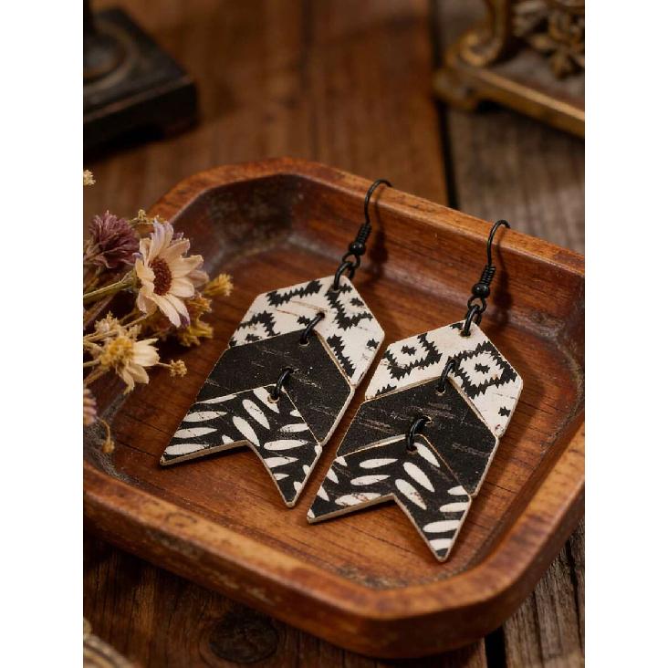 1 Pair Vintage Creative Classical Distressed Fish Tail Multi-Layer Patchwork Western Style Printed PU Leather Earrings, Retro Earrings