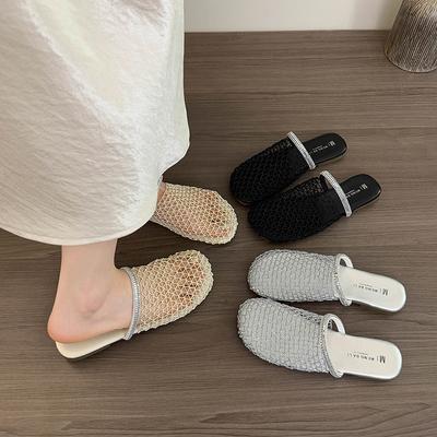 Крутые шлепанцы на толстой подошве женские для улицы нишевые летние с закрытым носком сетчатые со стразами на мягкой подошве пляжные полушлепанцы