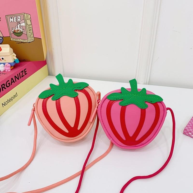 Детская летняя сумка кроссбоди в форме клубники из полиуретана для прогулок и повседневного использования