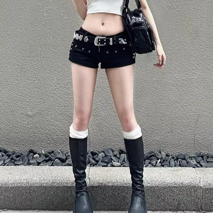 Американские черные джинсовые шорты с заклепками и низкой талией для женщин Y2K — лето 2024 г.