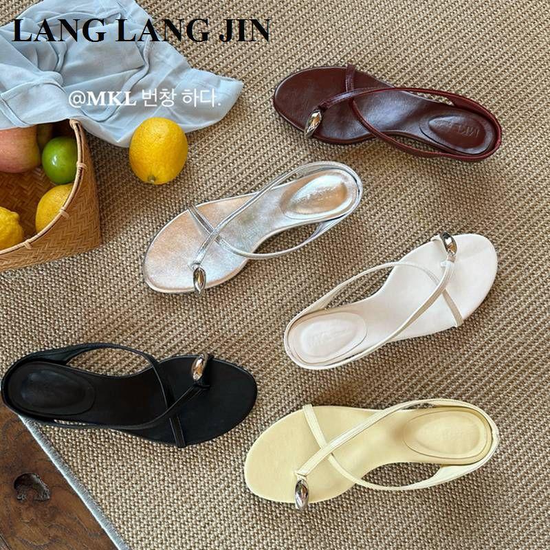 Ladies Slippers 2025 Fasion Clip Toe Women Slides Beach Flip Flops Flat Heel Sandals Designer Cross Strap Metal Decorative Shoes