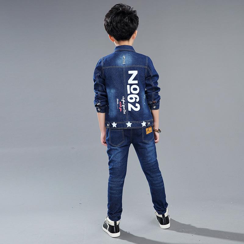 Детская мода Джинсовые костюмы из двух частей для мальчиков Повседневное пальто с принтом + джинсы