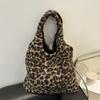 Girls Large Capacity Tote Bag Autumn And Winter Fashion Plush Leopard Print Single Shoulder Underarm Trendy Bag