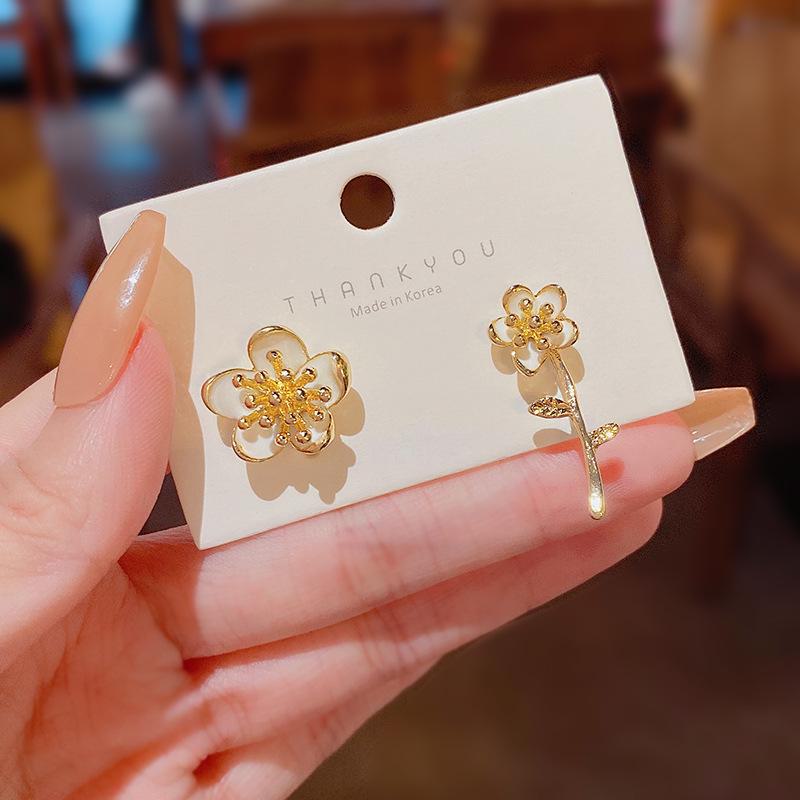 Корейские асимметричные серьги-цветы из серебра 925 пробы — элегантный и модный дизайн