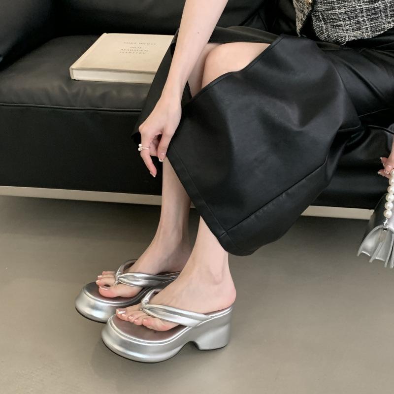 Французские шлепанцы на толстой подошве женские 2025 новые серебристые холодные тапочки, летняя одежда пляжные сандалии