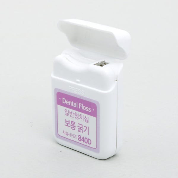 Обычная зубная нить, нормальной толщины 50 м