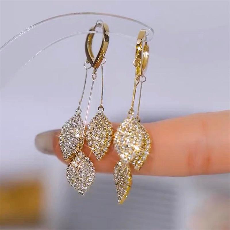 Серьги-подвески в форме сердца из серебра 925 пробы — модные, универсальные и в корейском стиле с акцентами из стразов