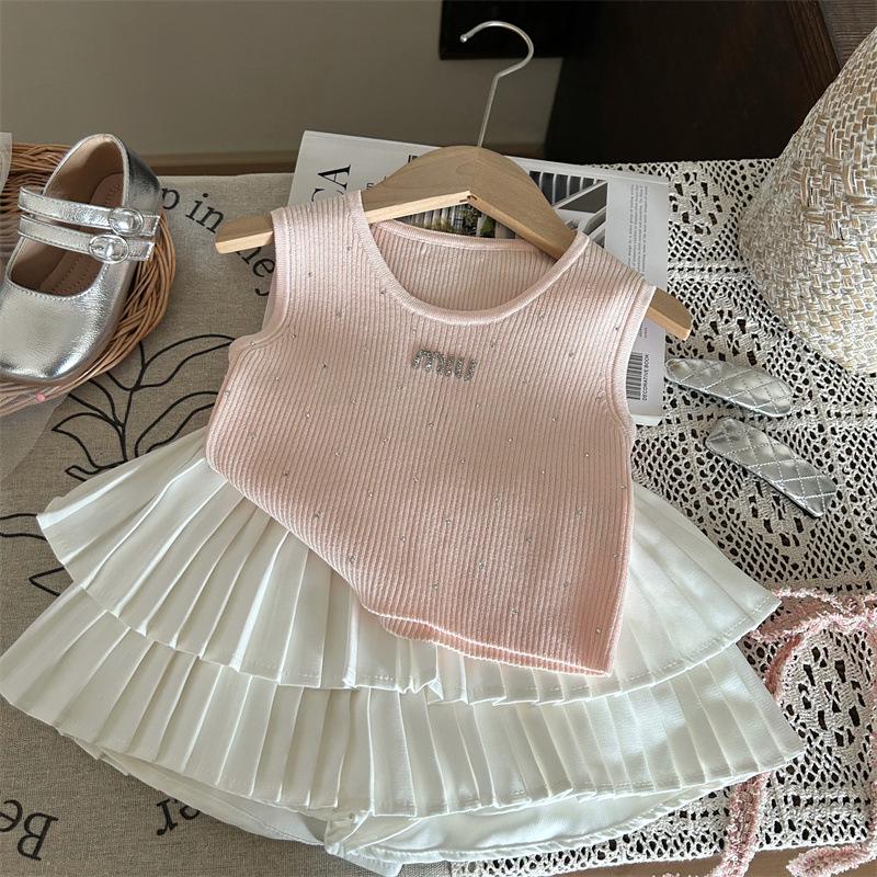 Комплект детского вязаного жилета и плиссированной юбки-брюк в корейском стиле для девочек, лето 2024