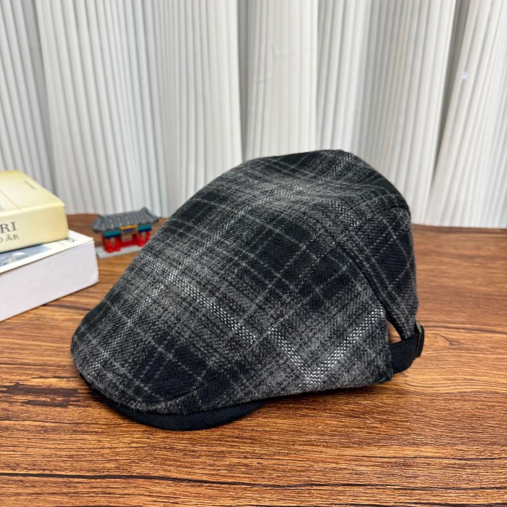 British plaid duck tongue forward hat children autumn and winter retro big head circumference newsboy hat shows a small face and wears a beret