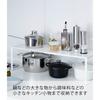 Yamazaki Выдвижная полка для хранения, Белая, Прибл.. Ш36,5~60 см x Г23 см x В18 см, Тарелка, Кухонная полка, Хранение под раковиной, Раздвижная, Модель 3829