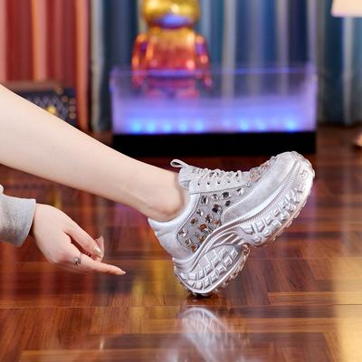 Маленькие белые туфли женские 2025 новые популярные осенние женские туфли толстая подошва с увеличением высоты круглый носок корейские повседневные спортивные папины туфли