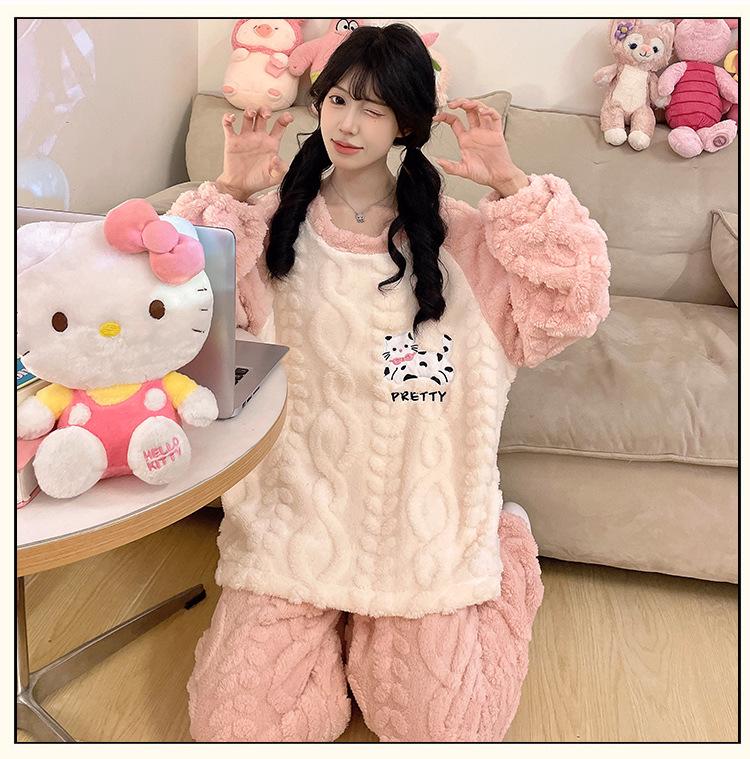 «Женский пижамный комплект Diamond Velvet 2024 года — плотный бархат золотого и кораллового цветов для осени и зимы»