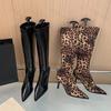 Модные новые женские сексуальные сапоги с леопардовым принтом, модные высокие каблуки с острым носком, застегивающиеся на молнию, длинные сапоги, модная обувь для показа мод