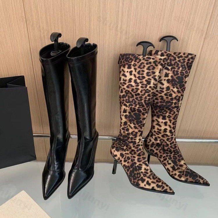 Модные новые женские сексуальные сапоги с леопардовым принтом, модные высокие каблуки с острым носком, застегивающиеся на молнию, длинные сапоги, модная обувь для показа мод