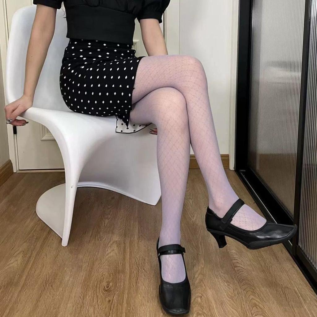 Чулки в сеточку для горячей девушки Mu Ruan: Колготки сетчатые жаккардовые фиолетовые и винно-красные