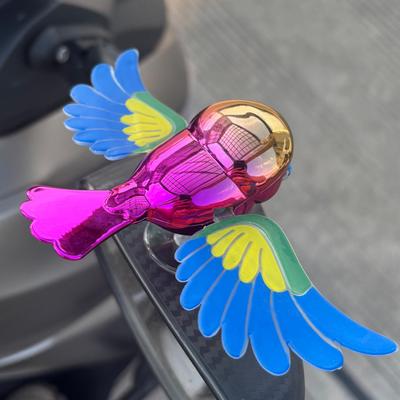 Украшение для автомобиля или мотоцикла в виде летающей птицы: эксклюзивная модель с развевающимися крыльями, эффект движения, креативный автомобильный аксессуар.