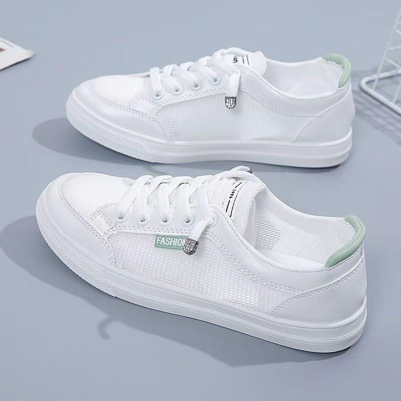 Маленькие белые туфли женские с плоской подошвой из натуральной кожи универсальные студенческие женские туфли для отдыха весна 2025 года дышащие новые спортивные и развлекательные туфли для сноуборда