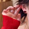 Серьги из красной альпаки с бархатным сердцем: Двусторонние серьги-клипсы с уникальным дизайном для осени/зимы