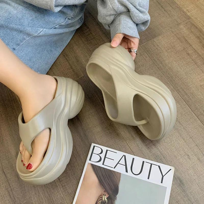 Модные толстые пляжные шлепанцы с перемычкой для женщин, летние женские шлепанцы на платформе с мягкой подошвой, нескользящие сандалии на массивной танкетке