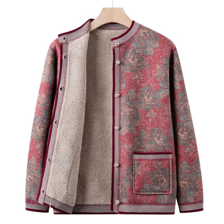 Люди добавляют бархат и утолщают осенне-зимние свитера. Женщины-матери носят новые кардиганы и осенние пальто бабушки.