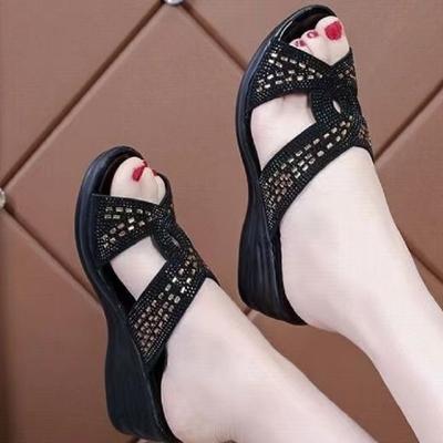 Мягкие кожаные тапочки женские летние 2025 новые стразы корейская версия универсальные удобные танкетки носить нескользящие классные тапочки женские