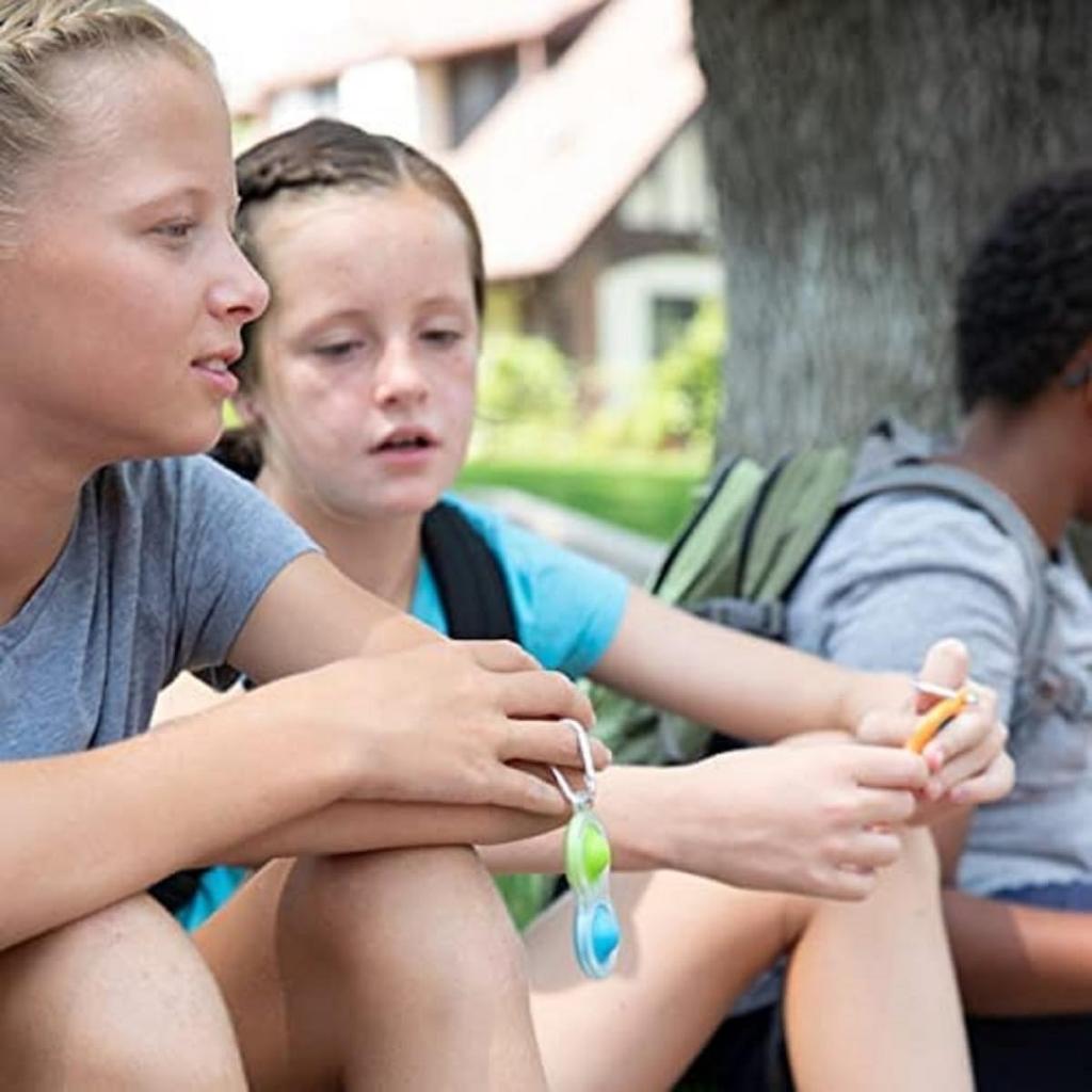 Fat Brain Toys Simple Dimple Прозрачный 3 цвета Сквиши Брелок Аутентичный Один размер (цвета случайные) FA334-2