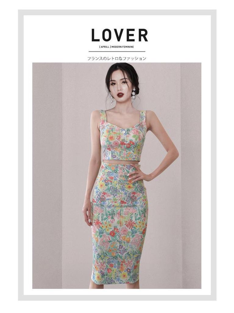 Комплект из двух частей в корейском стиле: облегающий топ на бретелях-спагетти и юбка с высокой талией с принтом