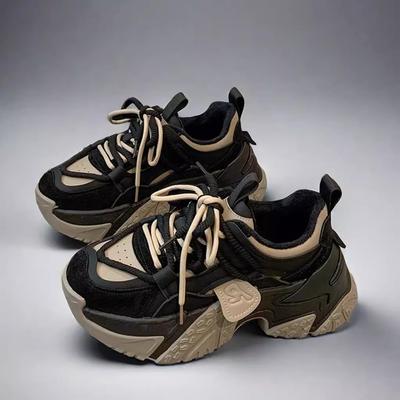 Кожаные кроссовки для женщин 2025 зима новые на толстой подошве маленькие повседневные спортивные туфли увеличивают рост жареные уличные женские туфли европейские товары