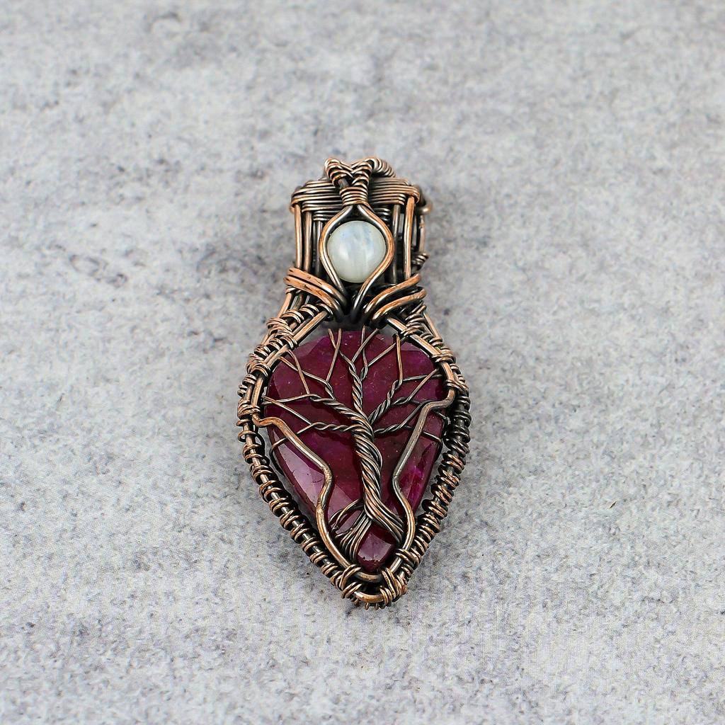 Рубин и лунный камень Драгоценный камень Чистая медная проволока Обертывание Ювелирная подвеска ручной работы