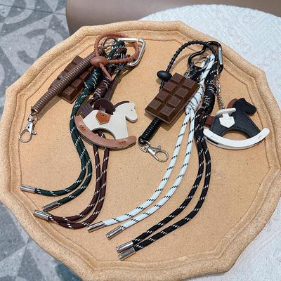 Модный кожаный брелок-качалка: Плетеный шнурок ручной работы и шарм в парном стиле