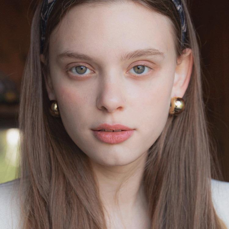 У Сон Хе Гё из корейской дорамы такие же гладкие сферические серьги-иглы из латуни с позолотой 925 пробы, серьги-гвоздики, французские серьги «Холодный ветер».