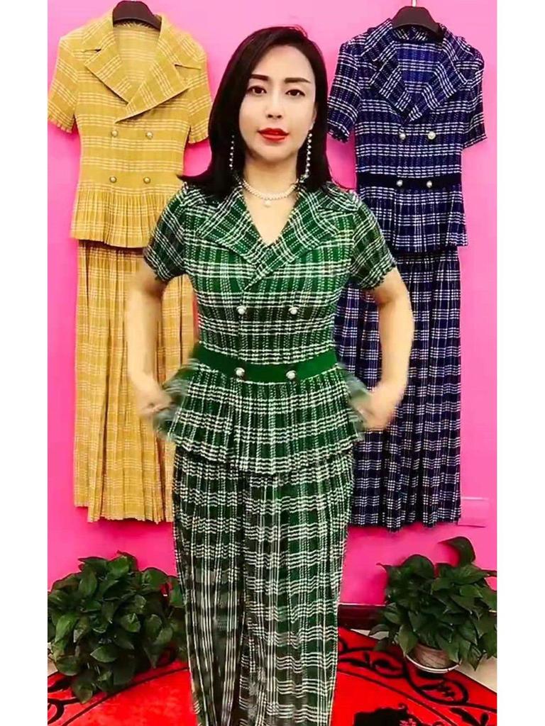 Женский летний клетчатый костюм 2025: Свободный, Стройнящий, Молодящий комплект-двойка с темпераментным топом и брюками широкого кроя.
