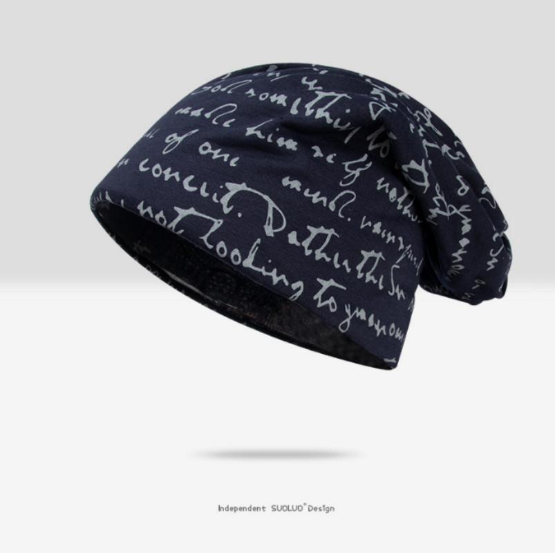 Стильная трикотажная шапка осень - зима с принтом