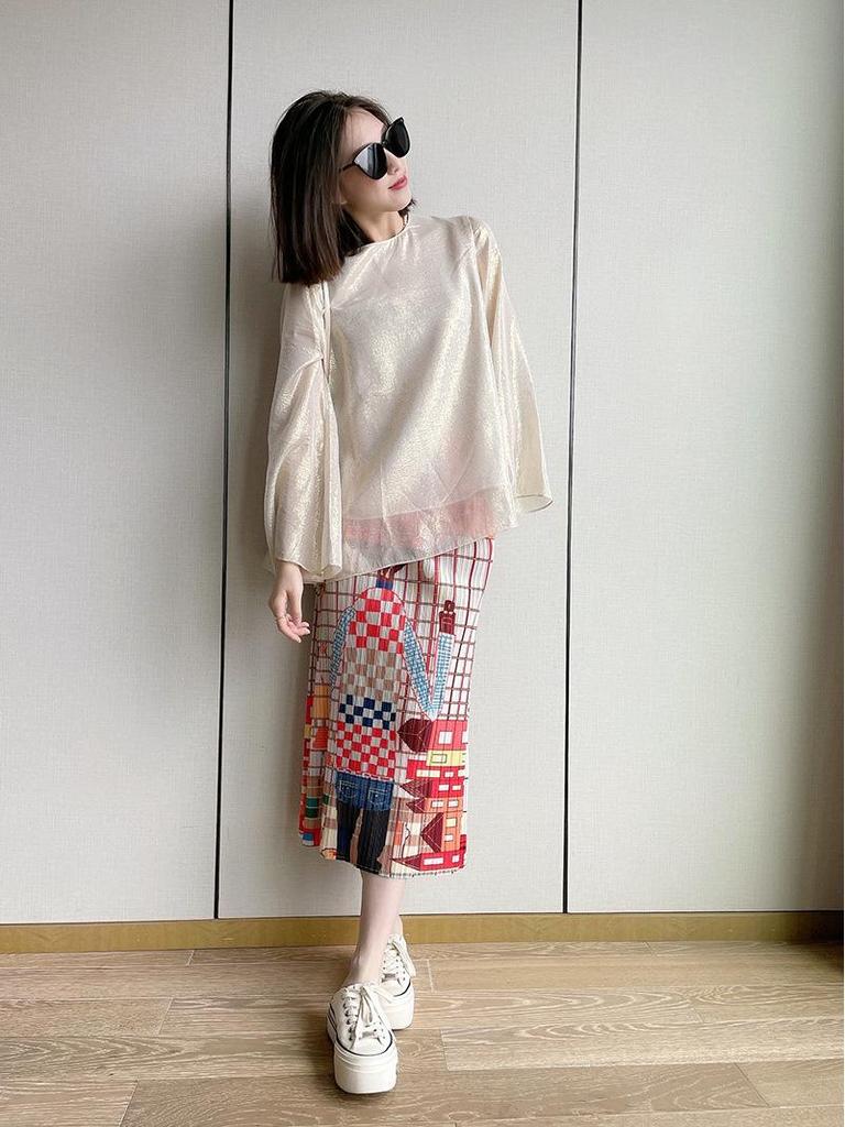 Юбка средней длины с плиссировкой и принтом в клетку с мультяшным персонажем Miyake и разрезом сзади