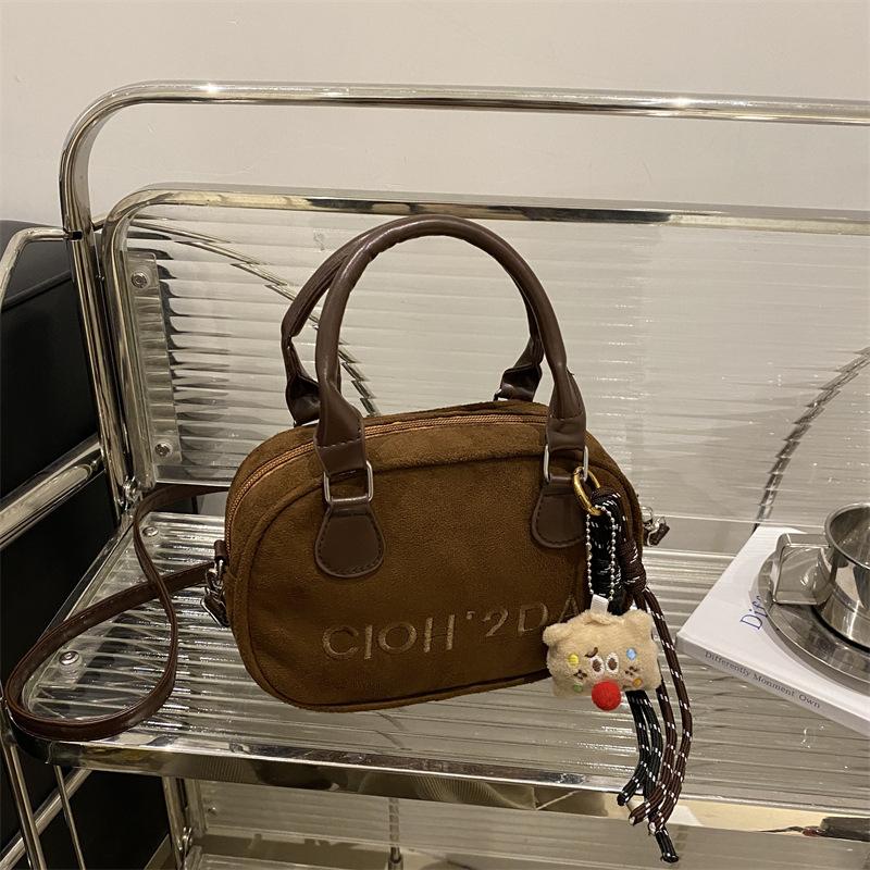 2025 Новая замшевая переносная сумка для боулинга, женская нишевая модная универсальная сумка через плечо с текстурированной небольшой квадратной сумкой