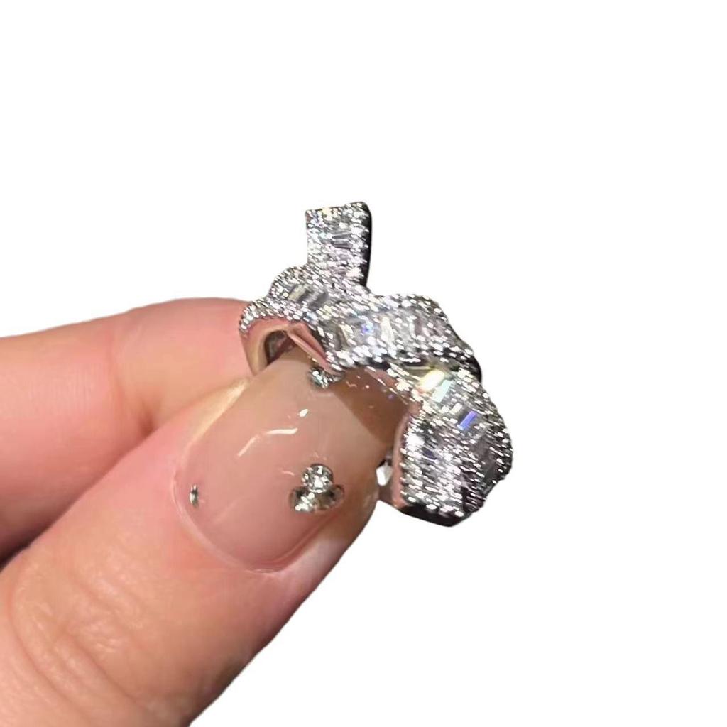 Элегантное кольцо с бриллиантовым узлом: Потрясающий, универсальный дизайн с серебряными бриллиантами.