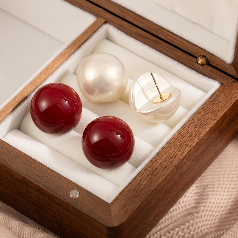 Vintage Red Half Circle Pearl Stud Earrings for Women Girls Elegant Imitation Pearl Temperament Earrings Bridal Wedding Jewelry