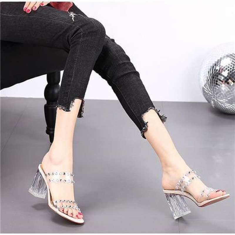 Модные тапочки 2025 новые женские сандалии толстый каблук водонепроницаемая платформа высокий каблук заклепки прозрачный каблук универсальная женская обувь