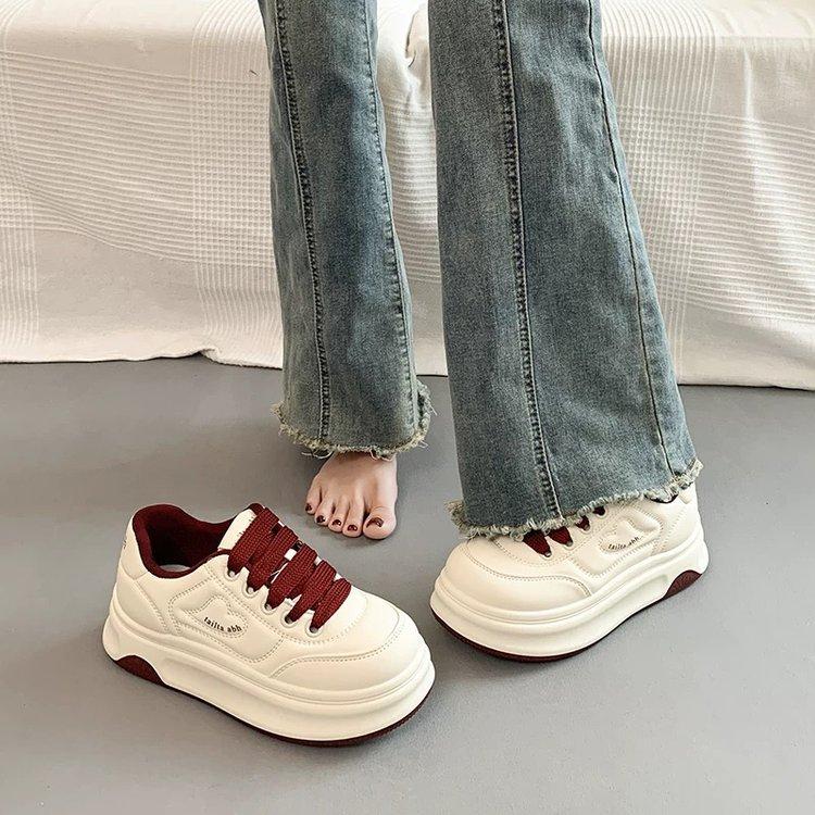 Толстая подошва кожаная поверхность белые туфли женские весна 2025 новые кексы усиление нишевая обувь хлеб повседневная спортивная обувь для скейта