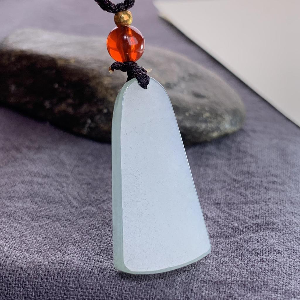 Подвеска из натурального бирманского жадеита класса А с фигурками лисы, тигра, цилиня и бодхисаттвы