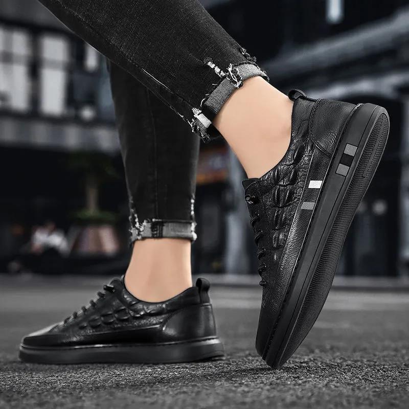 Мужская обувь. Осенние мужские туфли для доски. Повседневные кожаные туфли на плоской подошве. Дышащие маленькие белые туфли для отдыха.