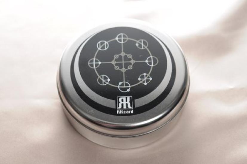 Идеально в качестве талисмана и напоминания о будущем Серебристо-черный подарок! [Карта RK] &