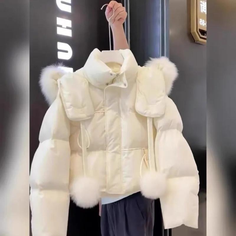 Зимние наряды в корейском стиле очень хороши для маленьких людей. Короткий пуховик нового стиля с белым меховым воротником.