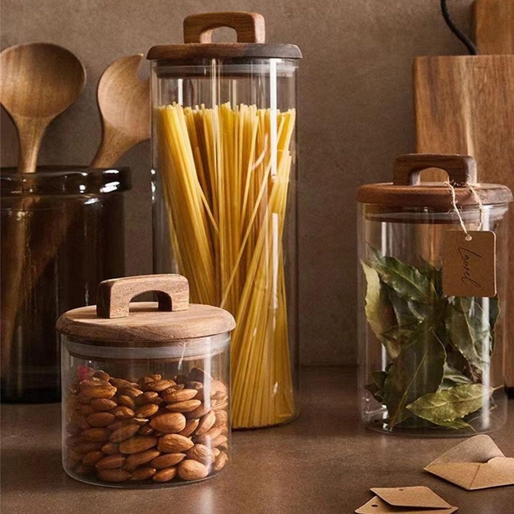 Прозрачные стеклянные банки с деревянной ручкой и крышкой. Банка для хранения. Простые герметичные бутылки. Кухня.