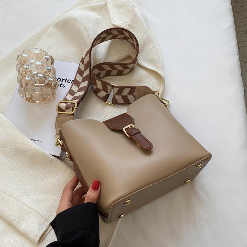 Niche Fashion Women's Bags, Popular Bucket Bags, Wide Shoulder Straps 2025 New Casual Single Shoulder Korean Version of Casual Texture Crossbody