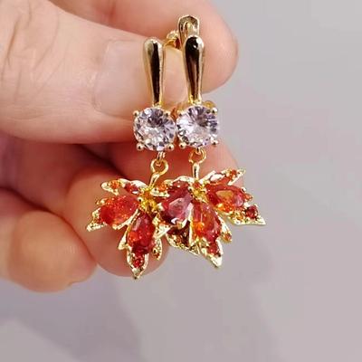 Женские серьги-подвески с красным цирконием и кленовым листом, новинка 2023 года, модные золотые серьги для свадьбы, помолвки, вечерние ювелирные аксессуары