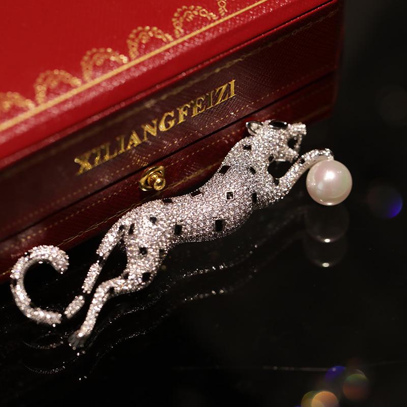 Брошь «Леопард Западной Лян»: Брошь с цирконом и пресноводным жемчугом